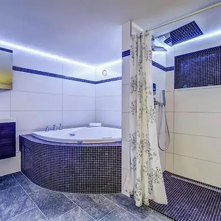 וילה 4br Spacious Chalet - What'app - 0034-656-619-782 - For Reservations!